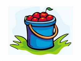 Cái xô màu xanh chứa đầy táo đỏ